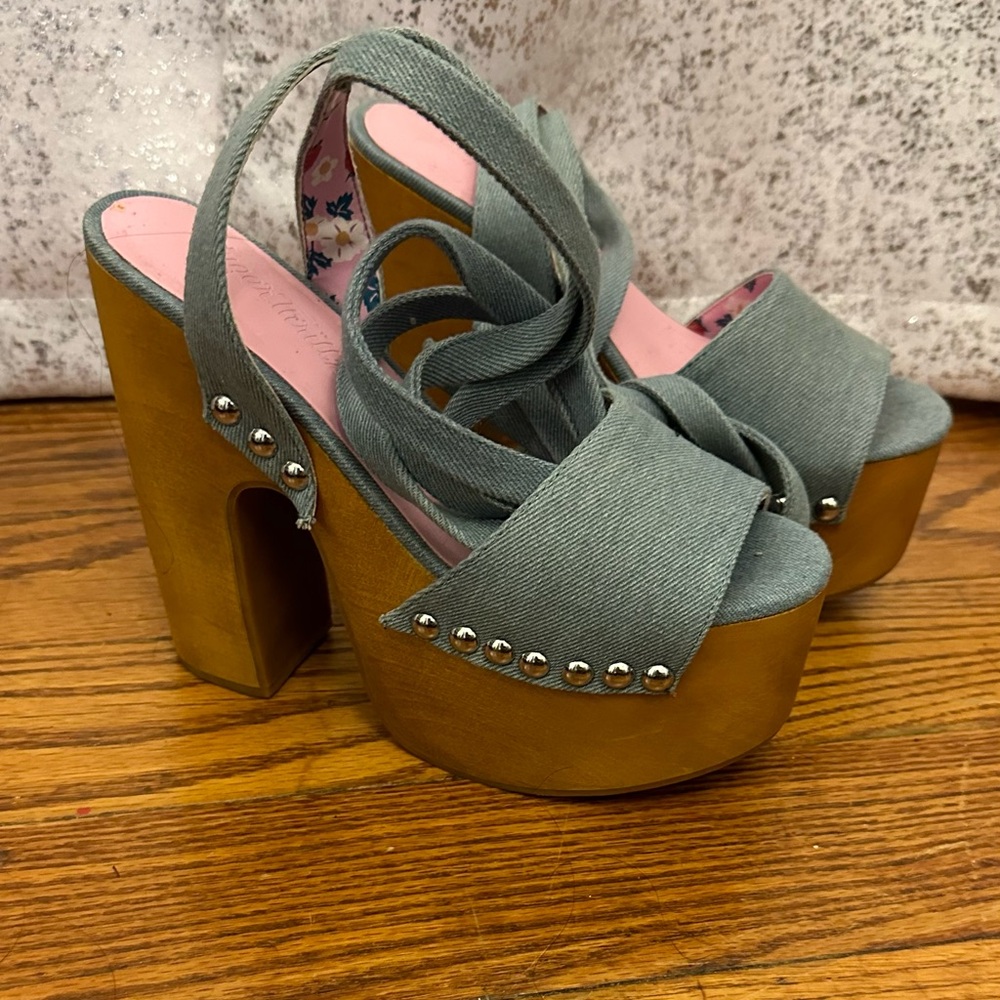 Sugar Thrillz size 6. Only worn once. I was once fun.